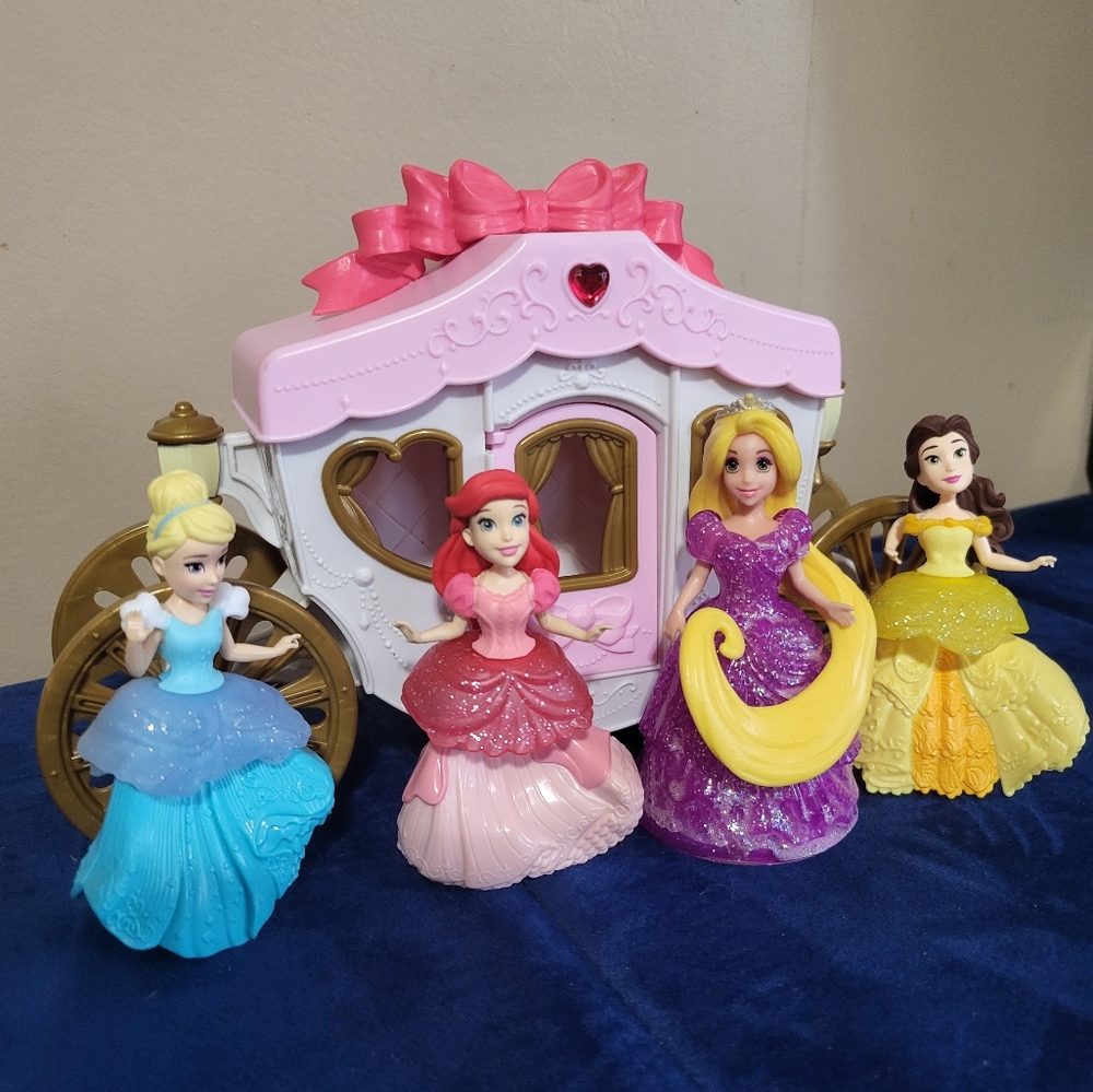 Disney Princess Collectible Dolls/carriage.